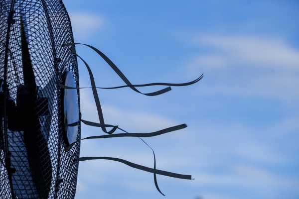 Ein Ventilator vor blauem Himmel 